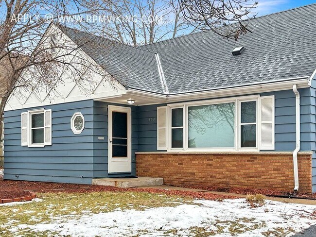 Building Photo - 4br 2ba 2cg Bungalow with fenced in Yard ~...