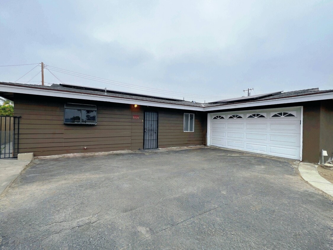 Photo - 9228 Oleander Ave (Fontana, CA)