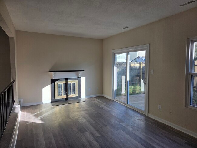 Foto del edificio - 1100 Clear Springs Rd