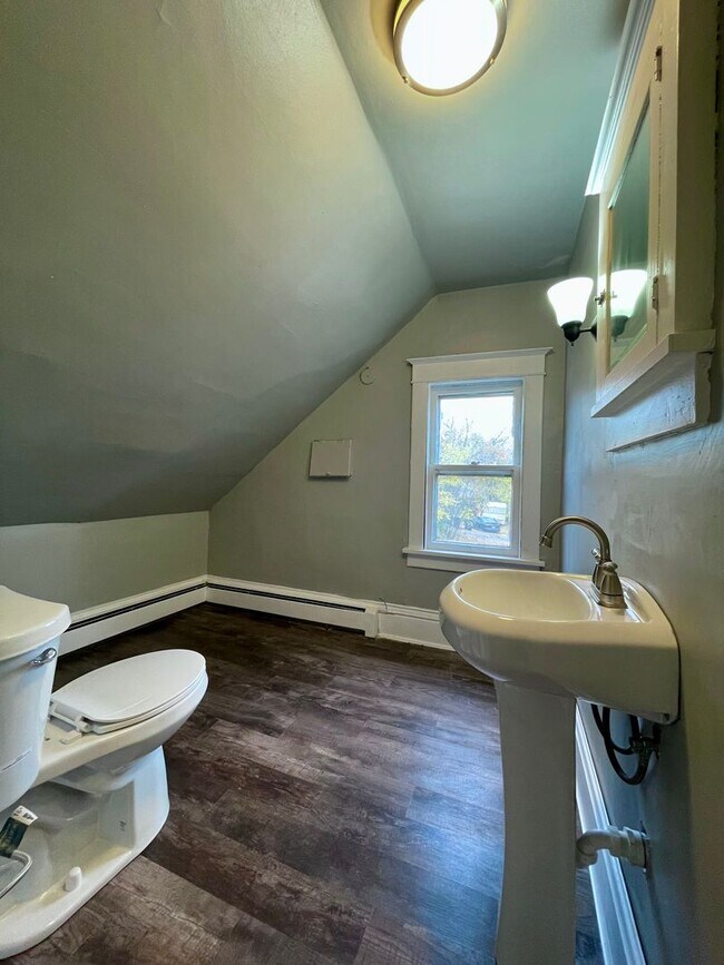 Foto del edificio - Riveting 5 Bedroom 1.5 Bathroom Home in Minneapolis!