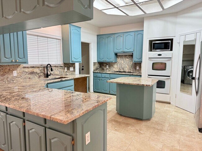 Foto del edificio - Amazing Value! Incredible Location!