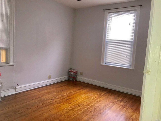 Building Photo - 928 E 211th St