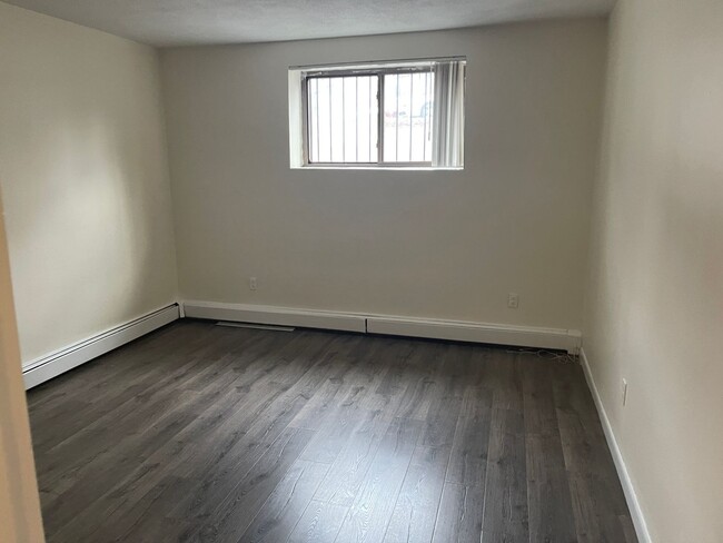 Building Photo - Spacious and modern 1 bed D=First Floor, C...