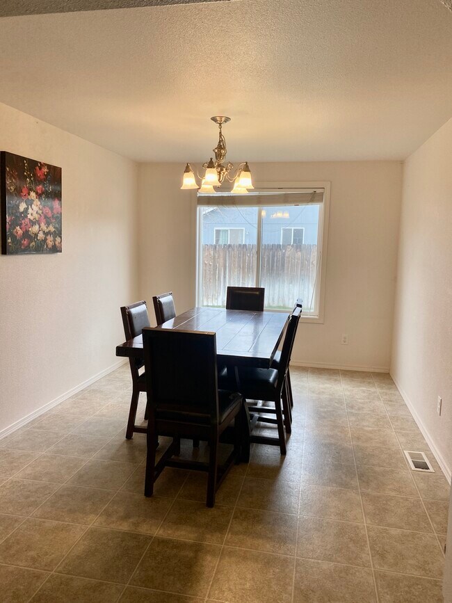 Foto del edificio - 458 Trout Ave