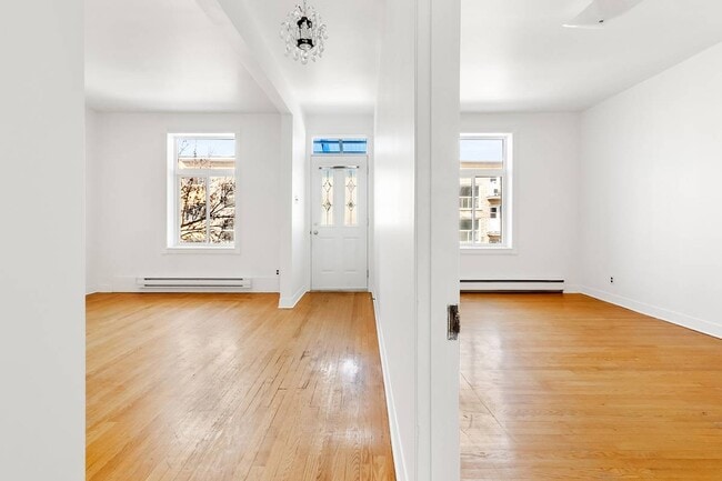 Building Photo - 6992 Av D'outremont