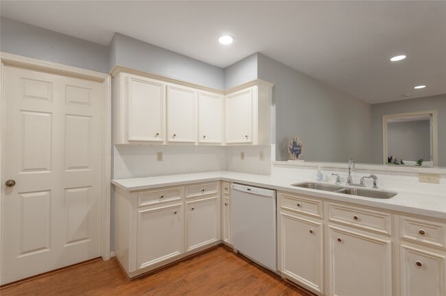 Building Photo - 2232 Azalea Cir