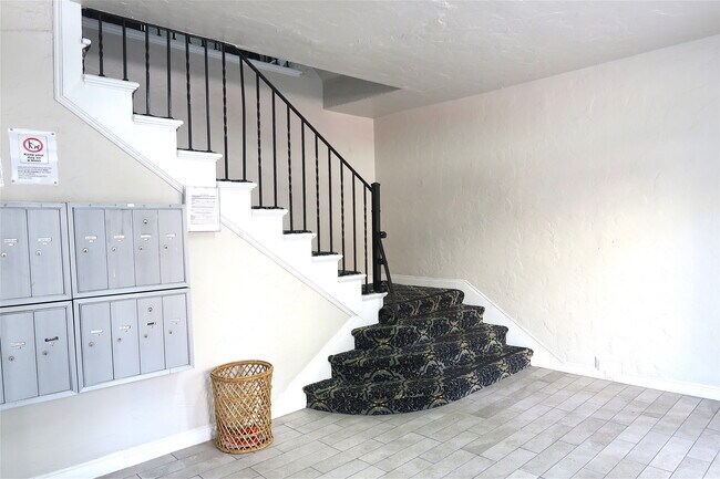 Foto del edificio - 2440 8th Ave