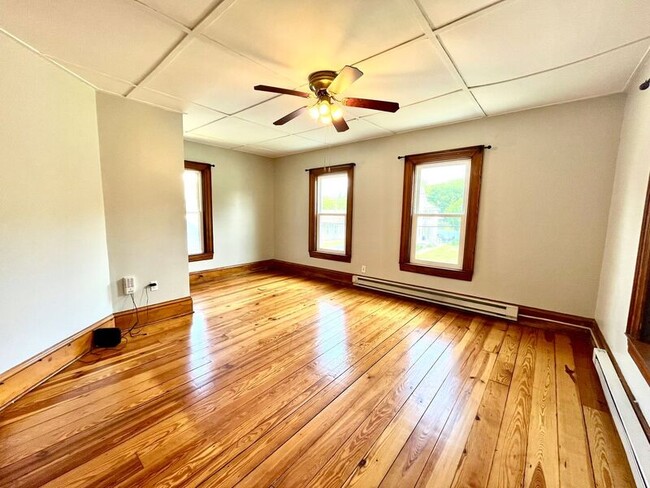 Building Photo - 33 Noble St