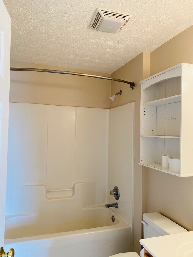 tub and shower with shelving - 1114 S College St