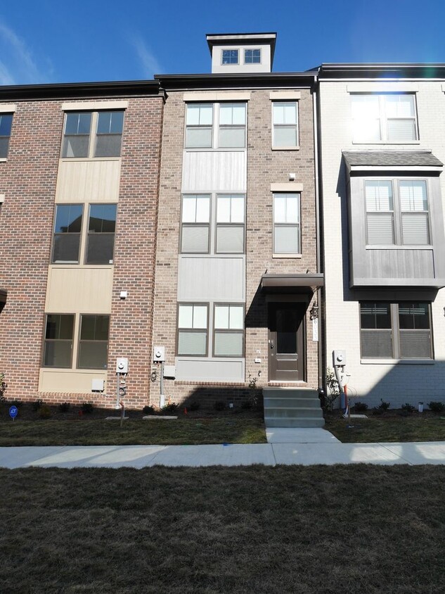 Foto principal - NEW BUILD! Four Bedroom Townhome- Prime Lo...