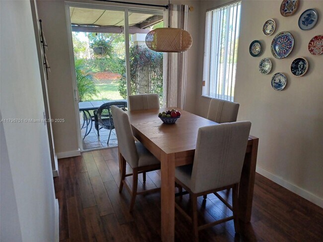 Foto del edificio - 4000 Pine Ridge Ln