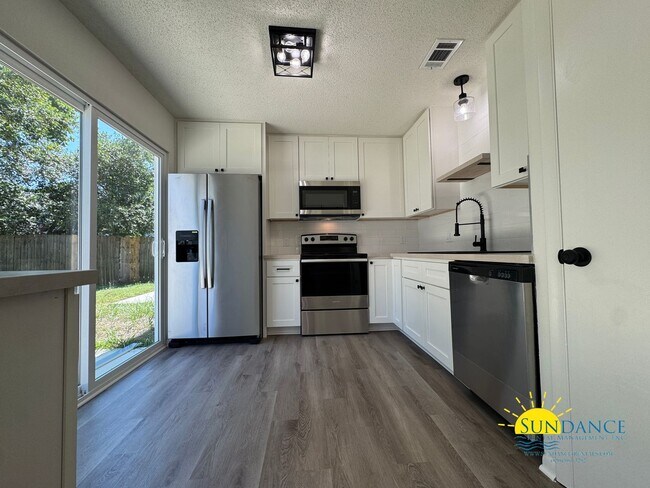 Foto del edificio - Newly Renovated 3-Bedroom Home in Hidden T...
