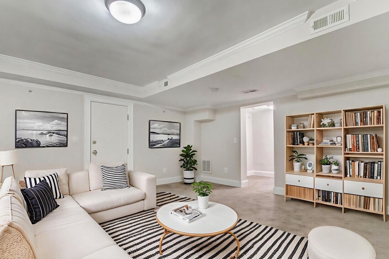 Spacious 1BR Apartment w/ Private Patio in... - Spacious 1BR Apartment w/ Private Patio in...