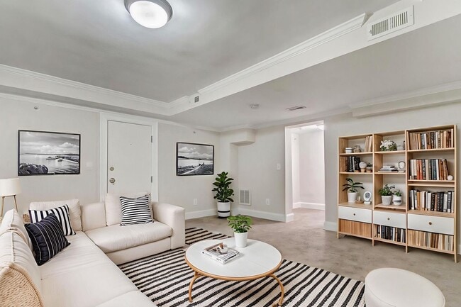 Spacious 1BR Apartment w/ Private Patio in... - Spacious 1BR Apartment w/ Private Patio in...