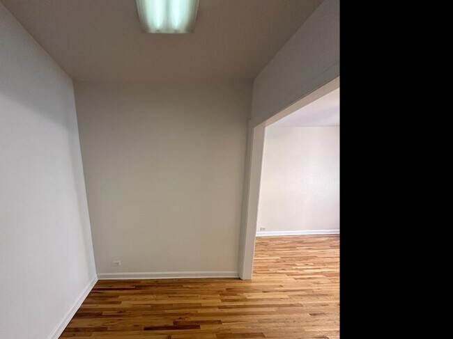 Foto del edificio - 0 bedroom in CHICAGO IL 60657