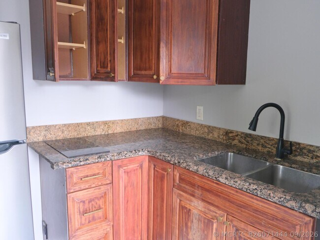 Building Photo - 438 Roseland Dr