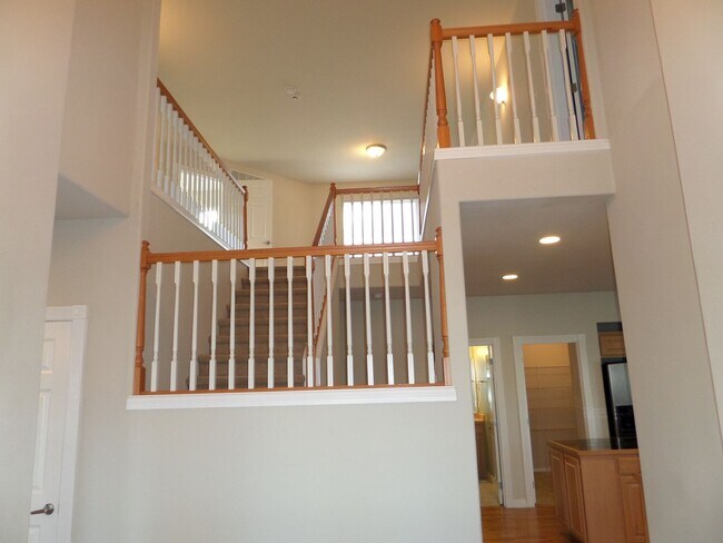Building Photo - HUGE & GORGEOUS 5-Bedroom Home in Great Ke...