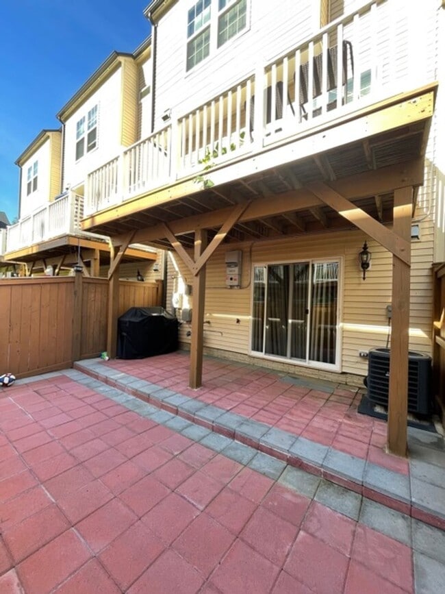 Building Photo - LOVELY WELL MAINTAINED TH IN GALLERY PARK