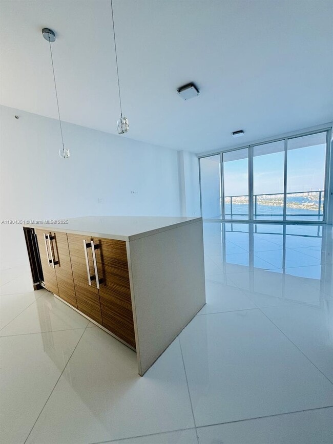 Building Photo - 2020 N Bayshore Dr