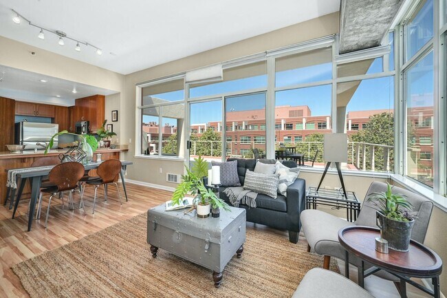 Foto del edificio - Bright 2 bedroom with open floor plan and spacious terrace!