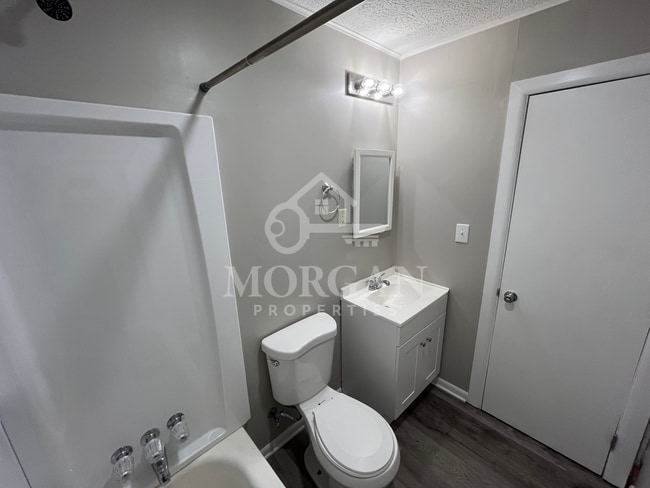 Building Photo - 307 Crestview Ct