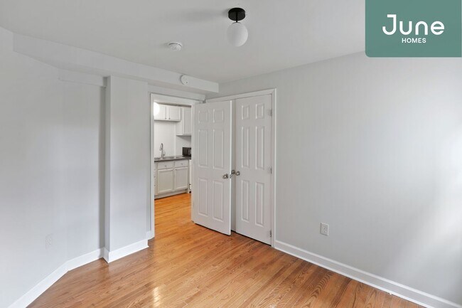 Building Photo - Full room in 2-bed/1.0-bath Home