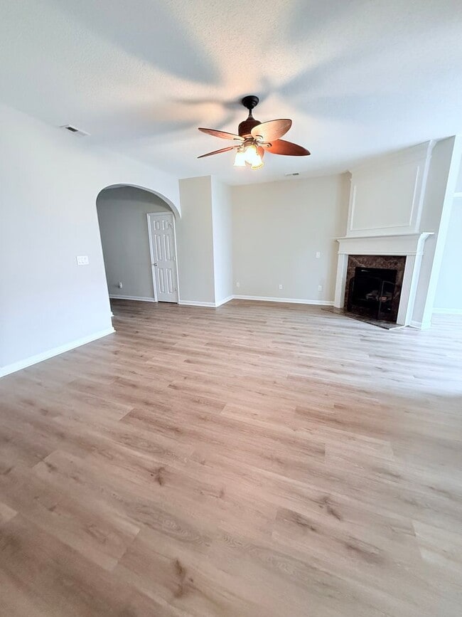 Building Photo - 2 Bedroom Townhome in gated community - Cu...
