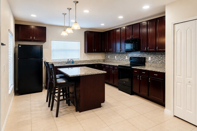 Foto del edificio - Beautiful Corner-Unit Townhome in a Gated Community!