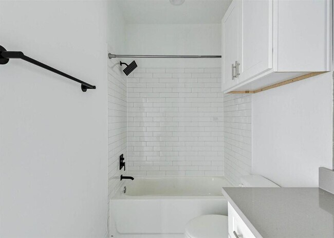 Building Photo - 2710 Oakwood Crst Ln