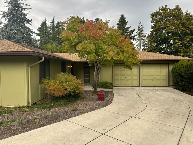 Building Photo - Beautiful custom 3 bedroom 2 bathroom hous...