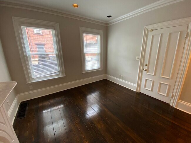 Building Photo - 6 Centre Pl