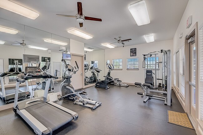 Gimnasio con cinta para correr y equipos cardiovasculares - Capri Villas at the Lake