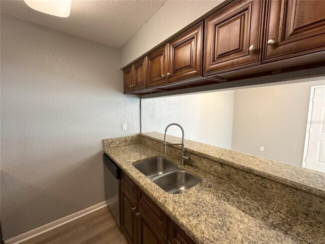 Building Photo - 5440 S MacDill Ave