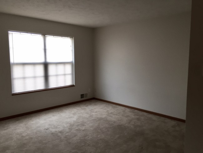 Building Photo - 7999 Green Meadow Ct