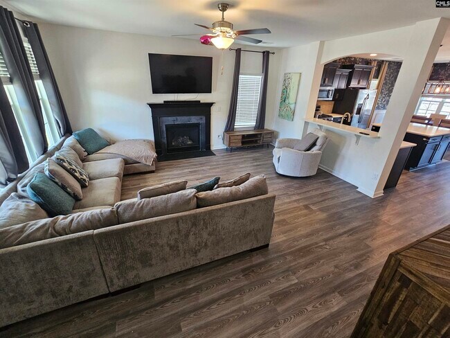 Foto del edificio - 819 Queenshire Ln