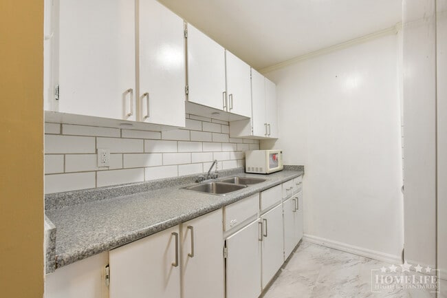 Building Photo - Walkable 2 Bed Condo in South Surrey Across from Semiahmoo Library and Steps to Shopping and Parks