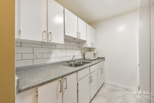 Photo du bâtiment - Walkable 2 Bed Condo in South Surrey Across from Semiahmoo Library and Steps to Shopping and Parks