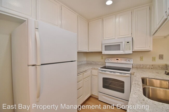 Building Photo - 3 br, 2 bath House - 214 E. Warren Cmn.
