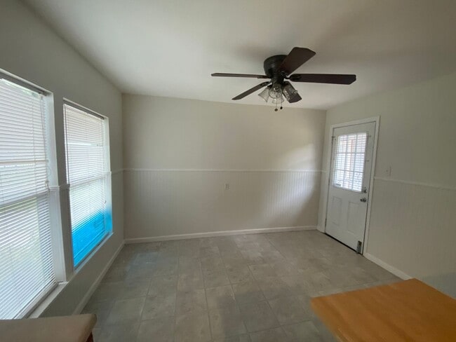 Building Photo - Welcome to this charming 2-bedroom, 1-bathroom house located in the heart of San Antonio, TX.