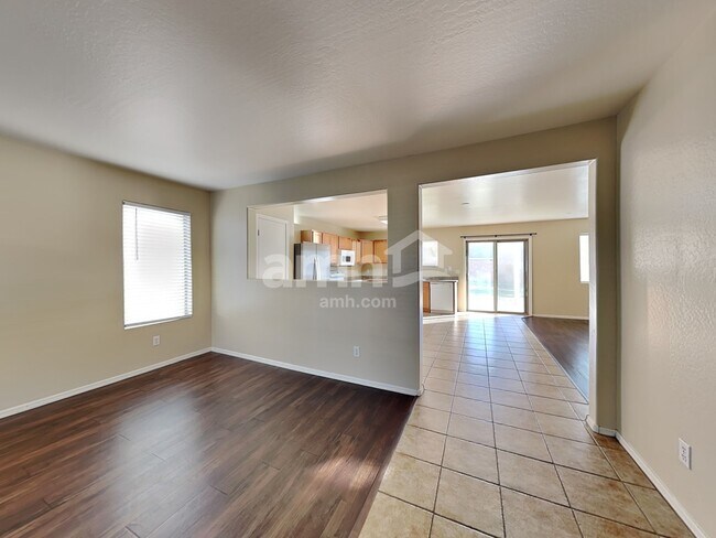 Building Photo - 1587 E Anastasia St