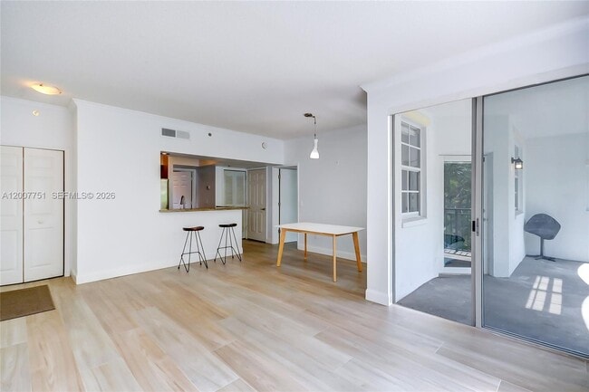 Foto del edificio - 3105 NE 184th St