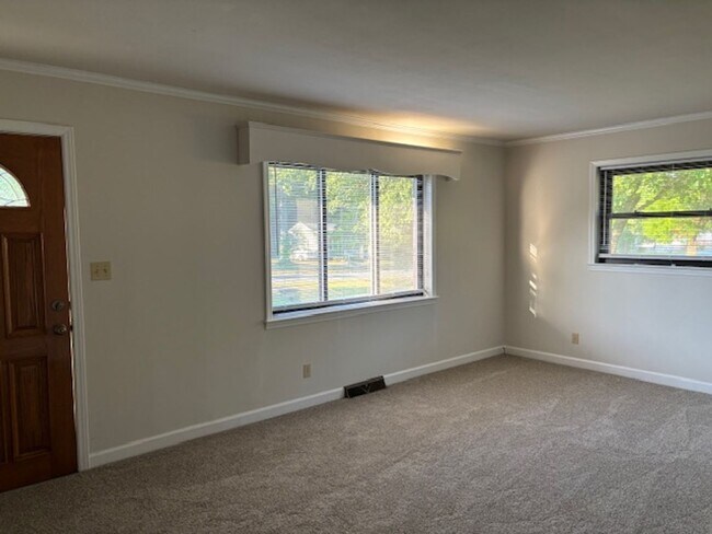 Building Photo - 208 Easy St
