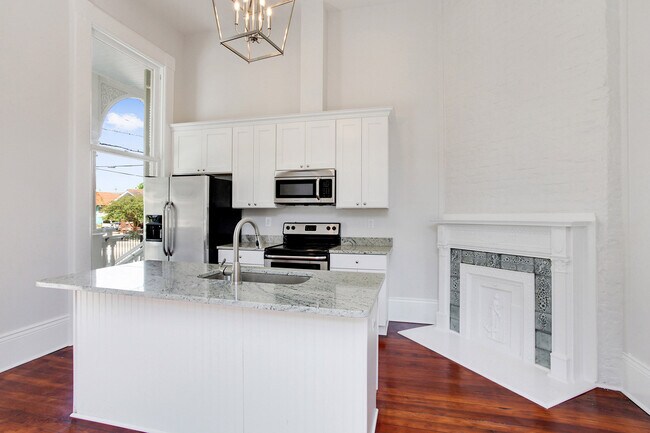 Building Photo - Private Porch - 1BR/1BA Newly Renovated 1 block to Streetcar