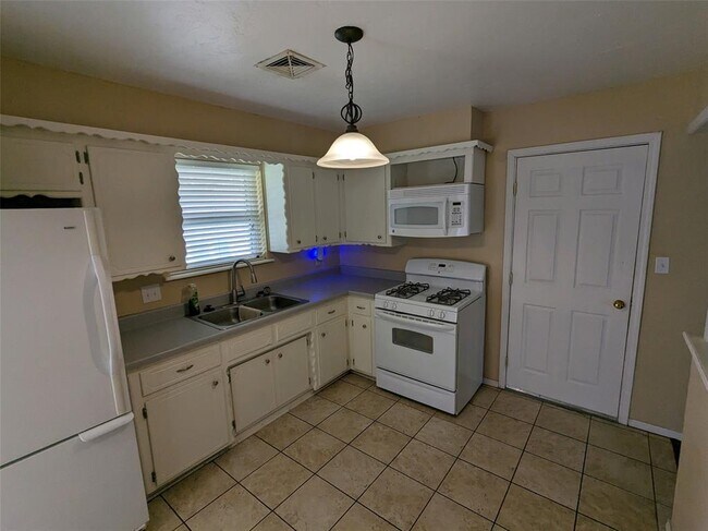 Foto del edificio - 1404 Heather Ln