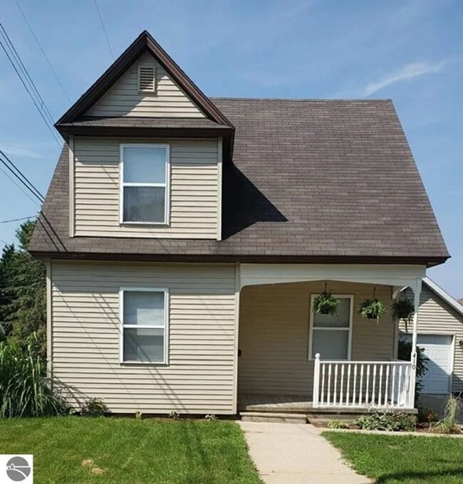 Building Photo - Charming Home in Cadillac Available May 2024