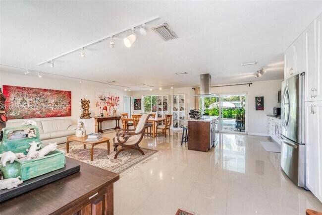 Foto del edificio - 8761 Ridgeland Dr