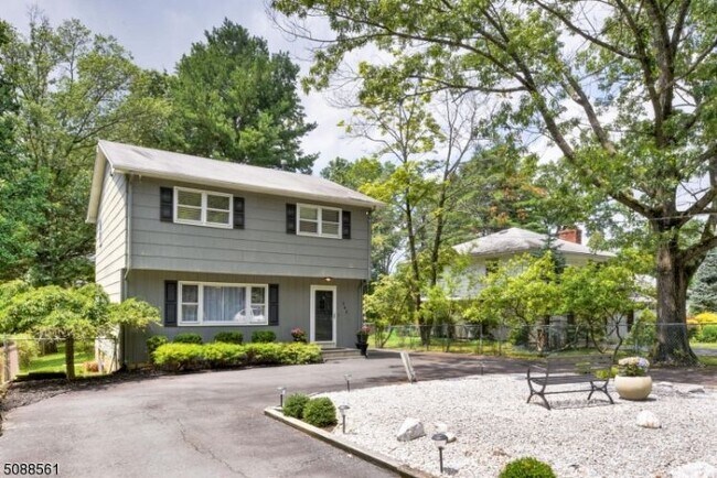 Building Photo - 141 Hillside Ave