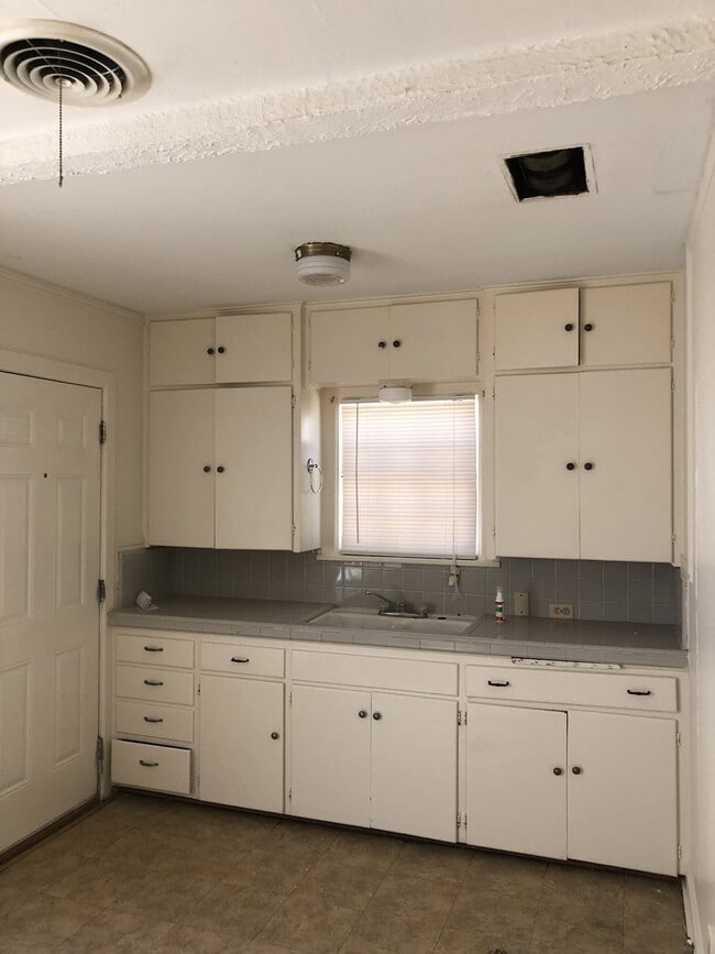 Building Photo - CUTE 2 BEDROOM/ 1 BATHROOM/ LARGE FENCED BACKYARD w/ STORAGE! OFF HISTORIC ROUTE 66!!!