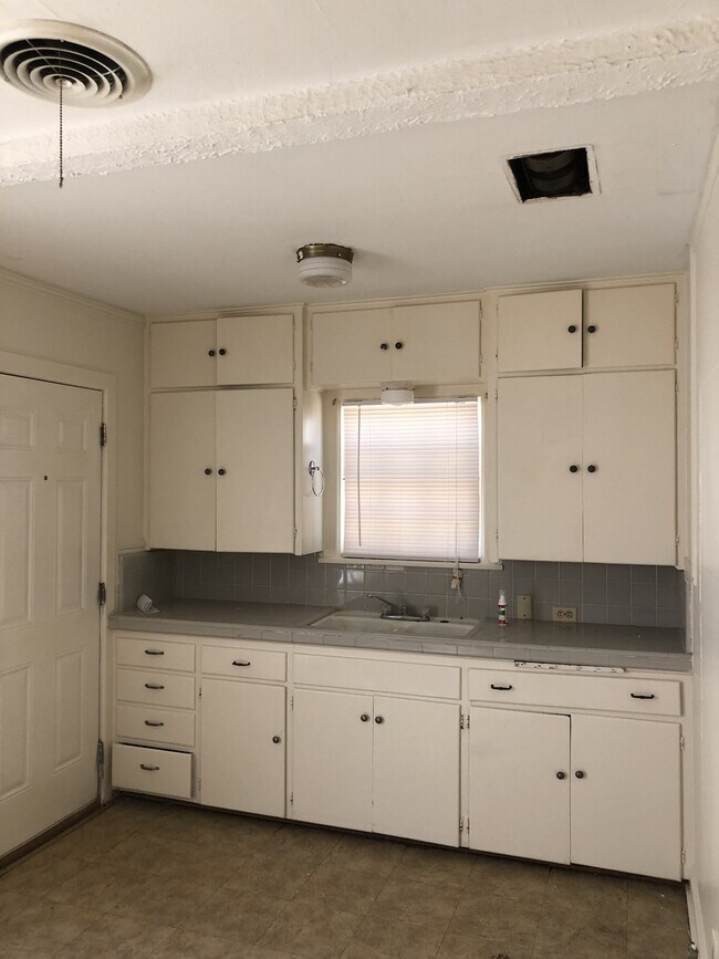 Foto del edificio - CUTE 2 BEDROOM/ 1 BATHROOM/ LARGE FENCED BACKYARD w/ STORAGE! OFF HISTORIC ROUTE 66!!!