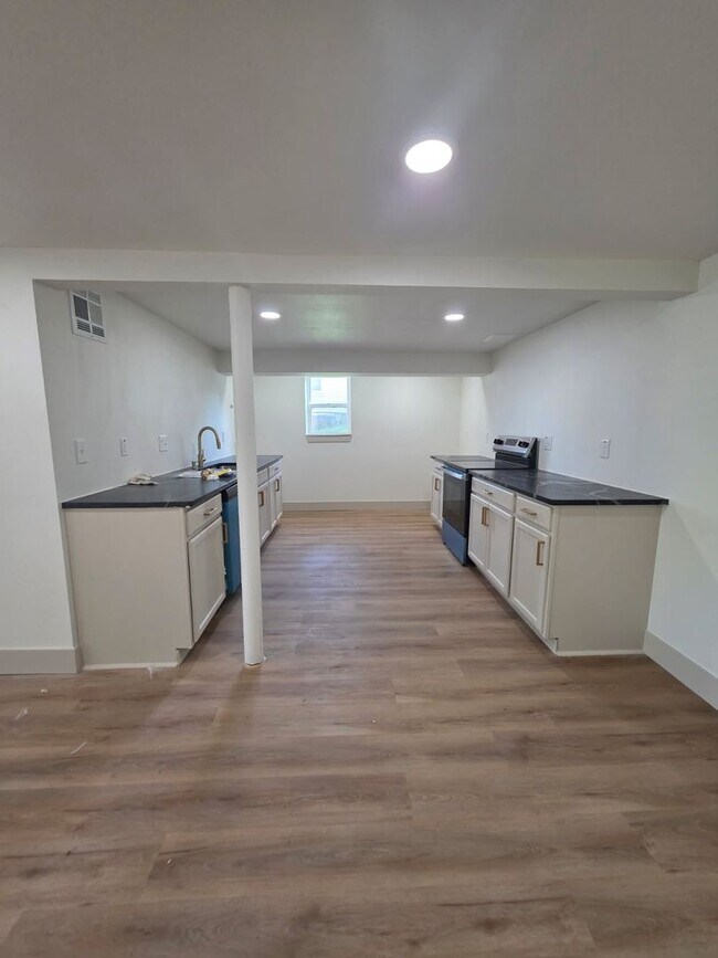 Foto del edificio - Studio Apartment with bathroom, kitchen & utility area on the lower level of property.